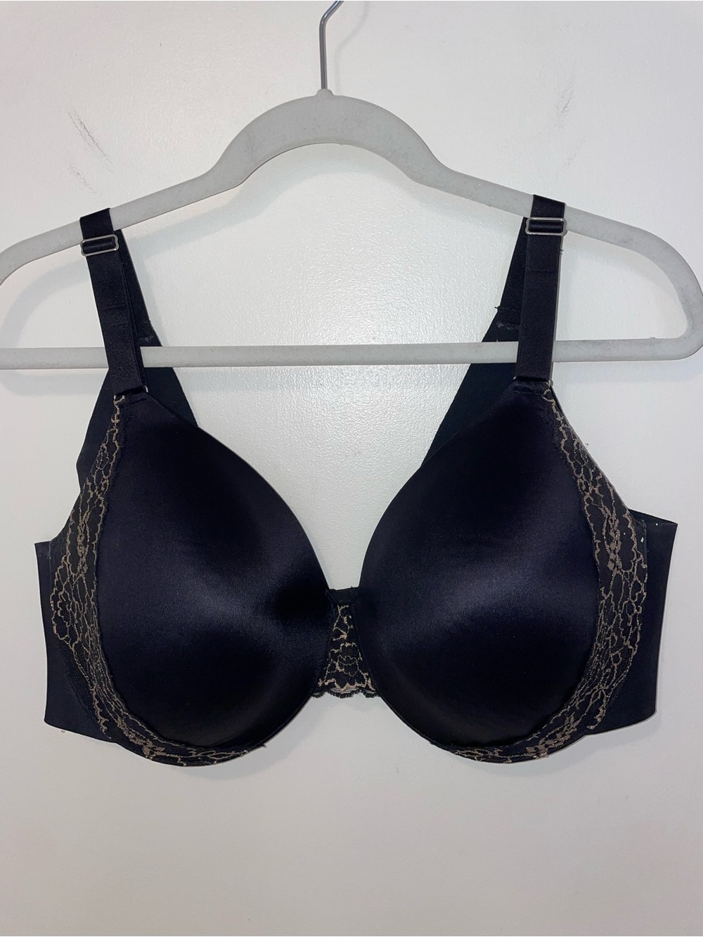 Soma Vanishing Back Lace Trim Bra in black with gold accents plus sz 42DD